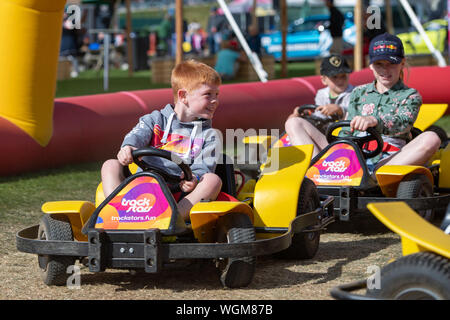 TOWCESTER, Regno Unito. 01 Sep, 2019. I bambini stanno godendo i go-kart durante winnerÕs presentazione dopo SundayÕs gara del FIA World Endurance Championship con 4 ore di Silverstone sul circuito di Silverstone Domenica, Settembre 01, 2019 a Towcester, Inghilterra. Credito: Taka G Wu/Alamy Live News Foto Stock