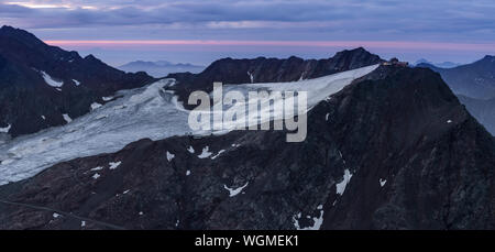 Panorama di sunrise sopra i ghiacciai nelle Alpi europee Foto Stock