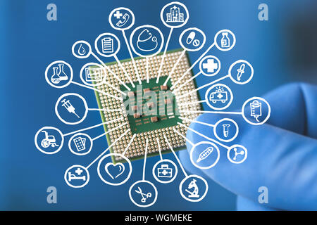 Mano blu tenere il processore su sfondo sfocato e business technology illustrazione Foto Stock