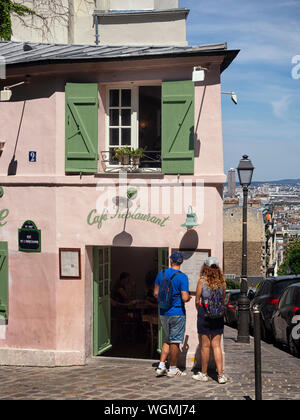 MONTMARTRE, PARIS, Francia: giovane guardando la scheda Menu a la Maison Ristorante Rose in Rue de l'Abreuvoir Foto Stock