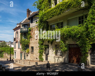 PARIGI, FRANCIA - 04 AGOSTO 2018: Graziosa strada tipica della zona di Montmartre - Rue de l'Abreuvoir Foto Stock