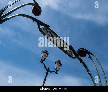 PARIGI, FRANCIA - 04 AGOSTO 2018: Iconico cartello Art Nouveau per la metropolitana (Metropolitain) Foto Stock