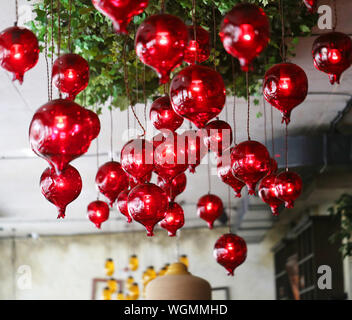 Belle luci rosse nel ristorante sul soffitto fotografato close-up Foto Stock