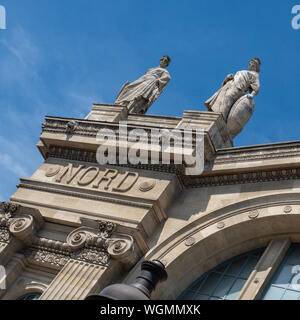 PARIGI, FRANCIA - 04 AGOSTO 2018: Statue sulla stazione ferroviaria Gare du Nord (architetto Jacques Hittorff) Foto Stock