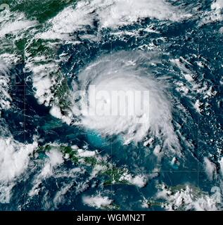 Oceano Atlantico. Il 1° settembre 2019. Satellite NOAA immagine presa dal VA-16 satellite mostra disastroso uragano Dorian su Bahamas 1 settembre 2019 nell'Oceano Atlantico. Dorian ha colpito la piccola isola nazione come una categoria 5 tempesta con venti di 185 km/h. Credito: NOAA/Planetpix/Alamy Live News Foto Stock