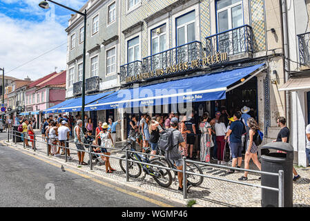 Lisbona, Portogallo - Luglio 26, 2019: folle di visitatori al di fuori dei Pasteis de Belem panetteria e cafe a Lisbona Foto Stock