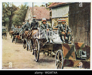 Società della Wehrmacht di luce pistole, 1936 carta di sigaretta di soldati tedeschi di formazione con un cavallo e un distacco di 7.5 cm supporto infabtry cannoni e mortai Foto Stock