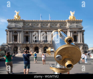 PARIGI, FRANCIA - 04 AGOSTO 2018: Telescopio pubblico vicino al Palais Garnier (Opéra Garnier) con turisti defocused Foto Stock