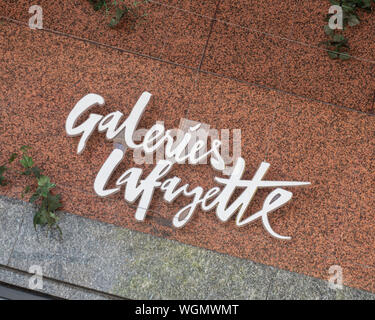 PARIGI, FRANCIA - 04 AGOSTO 2018: Cartello per i grandi magazzini Galeries Lafayette Foto Stock