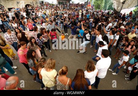 Maaser El Chouf, Libano. Il 1° settembre 2019. La gente impara Dabke danze sulla Nazionale Dabke giorno in Maaser El Chouf, Libano, sul Sett. 1, 2019. Dabke è una danza tradizionale in Libano. Il National Dabke Day ha avuto luogo in Maaser El Chouf domenica. (Foto di Bilal Jawich/Xinhua) Credito: Xinhua/Alamy Live News Foto Stock