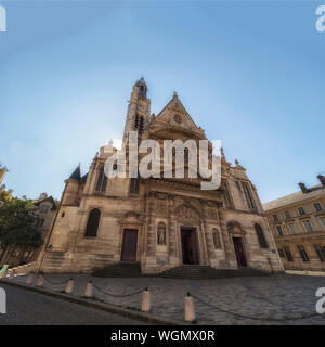 PARIGI, FRANCIA - 04 AGOSTO 2018: Vista esterna della Chiesa di Saint-Etienne-du-Mont del 15th-secolo su Place Sainte-Geneviève Foto Stock