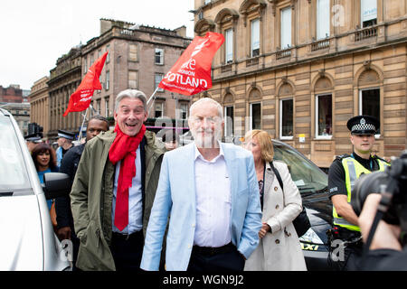 Jeremy Corbyn e Richard Leonard arrivando a fermare il colpo di stato di difendere la democrazia protestare a Glasgow in Scozia il 31 agosto 2019 Foto Stock