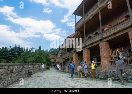 Dilijan, Armenia - Luglio 2019: Old Dilijan street view e turisti. Dilijan è una popolare cittadina turistica per escursioni e trekking. Foto Stock