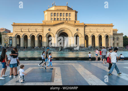 Yerevan, Armenia - Luglio 2019: Piazza della Repubblica vista con il Museo di Storia e visitatori, downtown Yereven, Armenia. Foto Stock