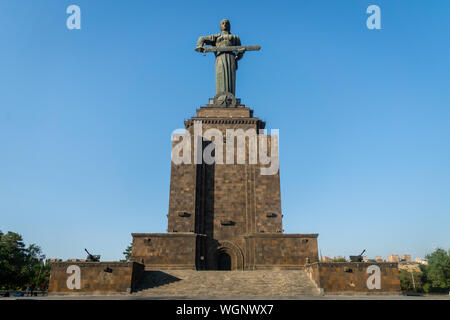 Yerevan, Armenia - Agosto, 2019: Madre Armenia statua - Famoso monumento per i visitatori, situato nel Parco della Vittoria, città di Yerevan, Armenia. Foto Stock