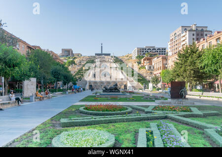 Yerevan, Armenia - Luglio 2019: Yerevan cascata un enorme scalinata in Yerevan Armenia. Una delle più importanti attrazioni turistiche in Yerevan completata nel 1980. Foto Stock