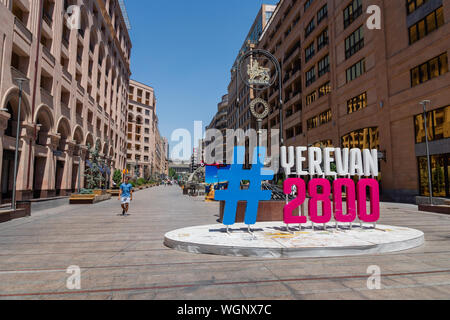 Yerevan, Armenia - Luglio 2019: Yereven centro strada principale dello shopping di vista con il monumento. Foto Stock