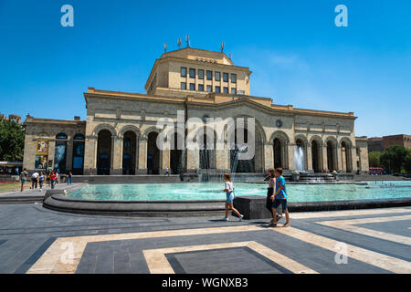 Yerevan, Armenia - Luglio 2019: Piazza della Repubblica vista con il Museo di Storia e visitatori, downtown Yereven, Armenia. Foto Stock