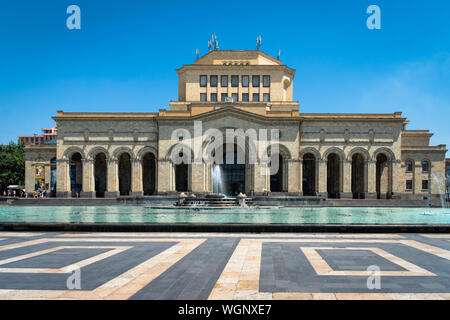 Yerevan, Armenia - Luglio 2019: Piazza della Repubblica vista con il Museo di Storia e visitatori, downtown Yereven, Armenia. Foto Stock