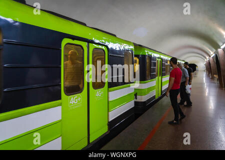 Yerevan, Armenia - Luglio 2019: Yerevan Metropolitana di piattaforma del treno e dei passeggeri. Yerevan Metro è un sistema di transito rapido che serve il capitale Foto Stock