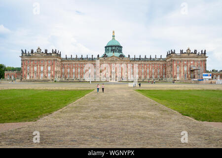 La città di Potsdam, Germania - Luglio 2019: nuovo palazzo di Potsdam. Il nuovo palazzo è un palazzo situato sul lato occidentale del Parco Sanssouci a Potsdam, Germania Foto Stock