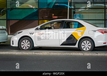 Yerevan, Armenia - Luglio 2019: Yandex taxi veicolo a Yerevan Zvartnots International Airport. Yandex Taxi è un'azienda opera ride-salutando tech Foto Stock