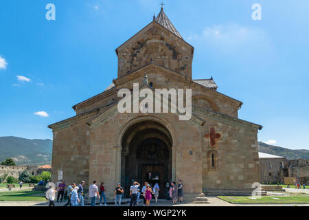 Mtskheta, Georgia - Agosto 2019: Cattedrale di Svetitskhoveli di Mtskheta, Georgia e visitatori. Si tratta di un Orientale cattedrale ortodossa Foto Stock