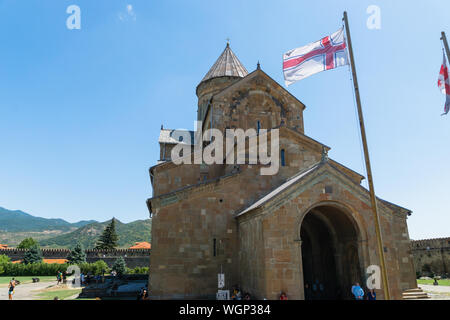 Mtskheta, Georgia - Agosto 2019: Cattedrale di Svetitskhoveli di Mtskheta, Georgia e visitatori. Si tratta di un Orientale cattedrale ortodossa Foto Stock