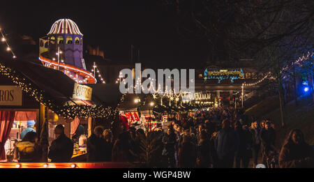 EDIMBURGO, SCOZIA 13 DICEMBRE 2018: Vista panoramica della fiera di Natale illuminata con un sacco di merchandising decorazione brillante Foto Stock