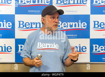 Raymond, New Hampshire, Stati Uniti d'America. 01 Sep, 2019. JERRY GREENFIELD di Ben & Jerry's palline di gelato per i partecipanti di Bernie Sanders town hall e ice cream social presso Raymond High School. Credito: Brian Cahn/ZUMA filo/Alamy Live News Foto Stock