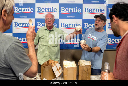 Raymond, New Hampshire, Stati Uniti d'America. 01 Sep, 2019. BEN COHEN, sinistra e JERRY GREENFIELD di Ben & Jerry's, scoop gelato per i partecipanti di Bernie Sanders town hall e ice cream social presso Raymond High School. Credito: Brian Cahn/ZUMA filo/Alamy Live News Foto Stock