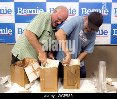 Raymond, New Hampshire, Stati Uniti d'America. 01 Sep, 2019. BEN COHEN, sinistra e Jerry Greenfield, di Ben & Jerry's, scoop gelato per i partecipanti di Bernie Sanders town hall e ice cream social presso Raymond High School. Credito: Brian Cahn/ZUMA filo/Alamy Live News Foto Stock