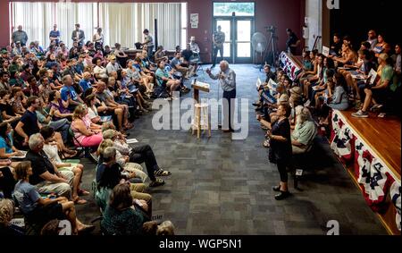 Raymond, New Hampshire, Stati Uniti d'America. 01 Sep, 2019. Il senatore BERNIE SANDERS (I-VT) tiene un municipio e ice cream social presso Raymond High School. Credito: Brian Cahn/ZUMA filo/Alamy Live News Foto Stock