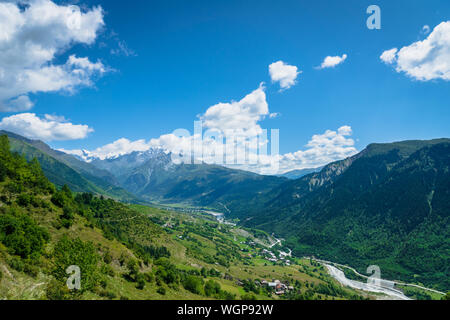 Svaneti paesaggio con montagne sul trekking ed escursionismo itinerario vicino a Mestia villaggio nella regione di Svaneti, Georgia. Foto Stock