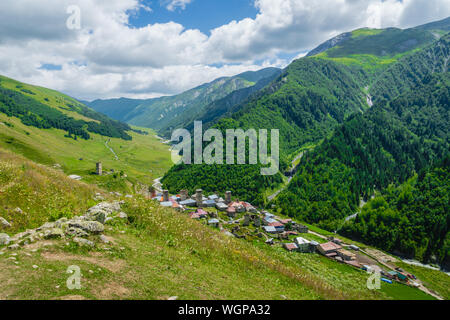 Svaneti paesaggio con montagne sul trekking ed escursionismo itinerario vicino a Mestia villaggio nella regione di Svaneti, Georgia. Foto Stock