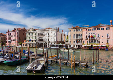 Vista sul Canal Grande a Venezia con il famoso gothic Ca' d'Oro (Golden casa) Foto Stock