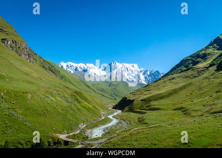 Ushguli paesaggio con il Monte Shkhara nel retro nella regione di Svaneti, Georgia. Foto Stock