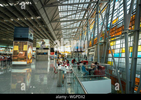 Yerevan, Armenia - Luglio 2019: Yerevan Zvartnots Aeroporto internazionale di architettura e dei passeggeri in partenza area. Foto Stock