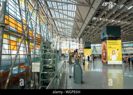Yerevan, Armenia - Luglio 2019: Yerevan Zvartnots Aeroporto internazionale di architettura e dei passeggeri in partenza area. Foto Stock