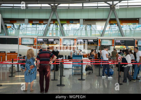 Yerevan, Armenia - Luglio 2019: Yerevan Zvartnots Aeroporto internazionale di passeggeri nel banco check-in zona. Zvartnots International Airport è l'ami Foto Stock
