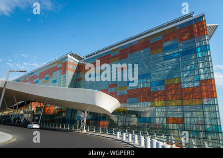 Yerevan, Armenia - Luglio 2019: Yerevan Zvartnots Aeroporto internazionale di architettura e dei passeggeri in partenza area. Foto Stock