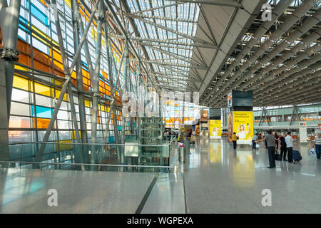 Yerevan, Armenia - Luglio 2019: Yerevan Zvartnots Aeroporto internazionale di architettura e dei passeggeri in partenza area. Foto Stock