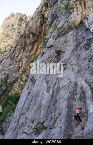 Starigrad Paklenica, Sibenik / Croazia - 17 08 2019, la bella giornata di sole in montagna Velebit, persone escursioni e alpinismo all'esterno. Foto Stock