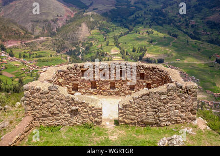 Antica fortezza Inca nelle rovine di Pisac città nella Valle Sacra, Cuzco, Perù Foto Stock