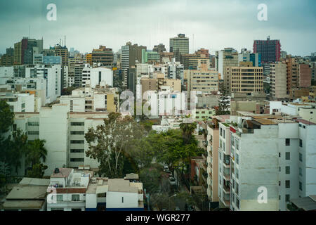 Giorno nuvoloso nella città di Lima, piena di edifici Foto Stock