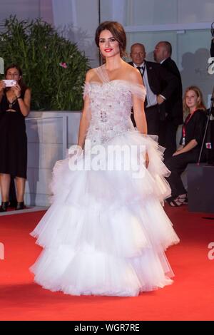 Venezia, Italia. Il 1° settembre 2019. Penelope Cruz assiste la premiere del 'Wasp Rete' durante il 76° Festival del Cinema di Venezia al Palazzo del Cinema al Lido di Venezia, Italia, il 01 settembre 2019. | Utilizzo di credito in tutto il mondo: dpa picture alliance/Alamy Live News Foto Stock