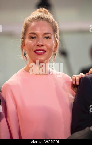 Venezia, Italia. Il 1° settembre 2019. Sienna Miller assiste la premiere di 'La lavanderia a gettoni' durante il 76° Festival del Cinema di Venezia al Palazzo del Cinema al Lido di Venezia, Italia, il 01 settembre 2019. | Utilizzo di credito in tutto il mondo: dpa picture alliance/Alamy Live News Foto Stock