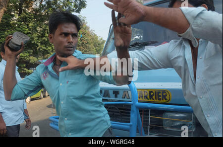 In una controversia il traffico di Mumbai, India, un camionista cerca di colpire un taxi driver con la sua scarpa, battendo s/o con una calzatura in segno di disprezzo Foto Stock