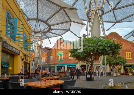 Rinnovato di vecchi magazzini a Clarke Quay, Singapore, sotto un avveniristico tipo di tetto, ora ospita ristoranti, bar e luoghi di intrattenimento Foto Stock