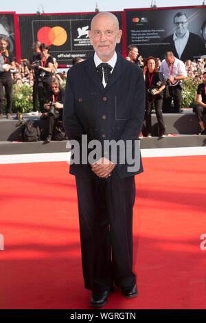 Venezia, Italia. Il 1° settembre 2019. John Malkovich partecipa alla premiere di 'Il nuovo Papa' durante il 76° Festival del Cinema di Venezia al Palazzo del Cinema al Lido di Venezia, Italia, il 01 settembre 2019. | Utilizzo di credito in tutto il mondo: dpa picture alliance/Alamy Live News Foto Stock
